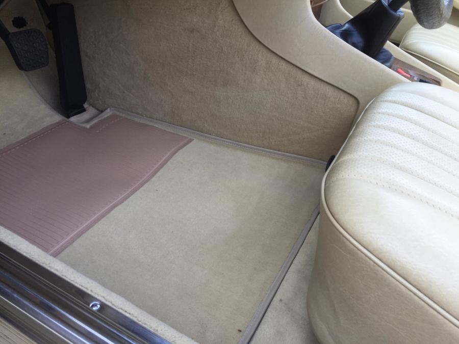Детали интерьера Mercedes-Benz 280 SL (R107) 1983 года  (EU) (фото 79 из 120)